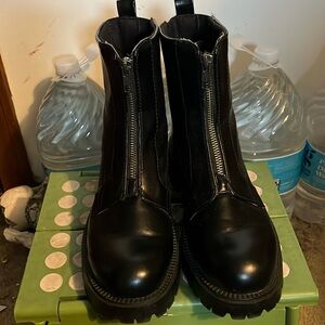 So front zip moto boots like new 8